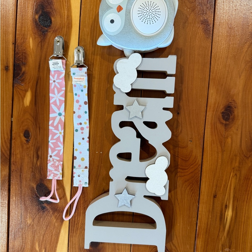 Gray Owl-Themed Wall Decor with Clips